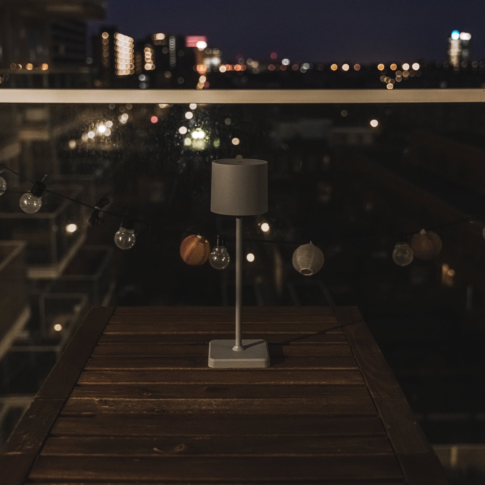 TouchDim Oplaadbare LED Tafellamp - Dimbaar via aanraking - Binnen en buiten - Grijs (kopie) Tafellampenen LED.nl