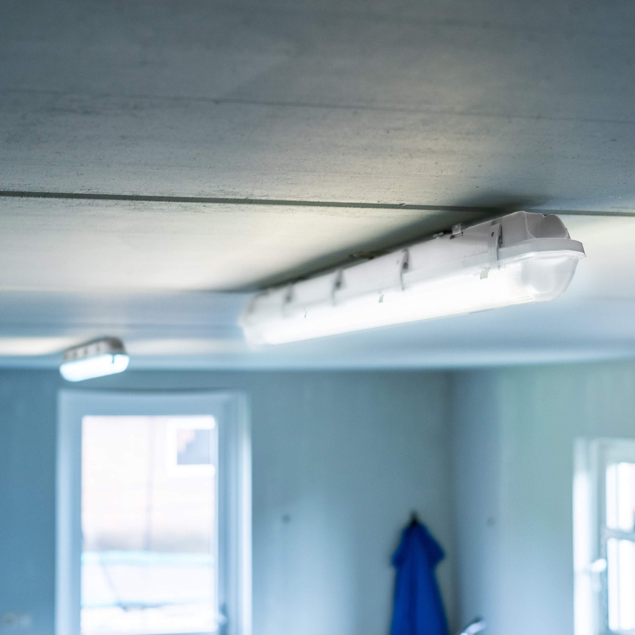 Proventa outdoor LED TL armatuur 150 cm – Inclusief LED TL buis – Met daglicht- en bewegingssensor – IP65 waterdicht – 3100 lumen - LED.nl
